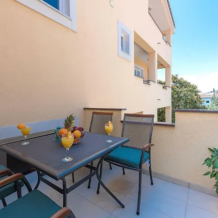 Dijana アパート *