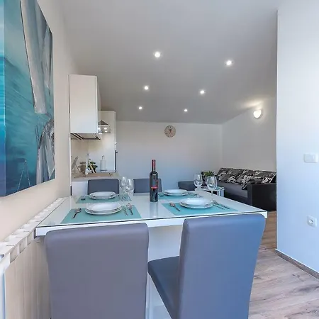 アパート Dijana ザダル